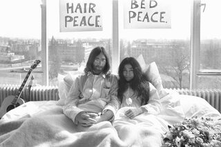 John Lennon et Yoko Ono pendant leur lune de miel en pleine campagne Bed-in for Peace