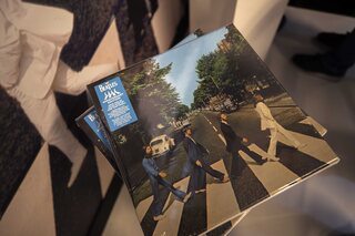 The Beatles steken de weg over op de hoes van 'Abbey Road'