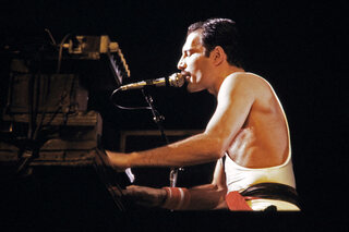 Freddie Mercury, leader de Queen, décède le 24 novembre 1991 d'une pneumonie après avoir lutté contre le Sida