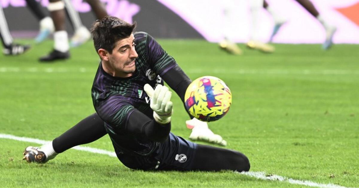 Chaotisch stilgelegde Madrileense derby: keeper Courtois bekogeld, Real verliest in extremis dure punten