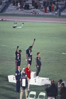 Peter Norman et ses deux collègues athlètes sur le podium des JO 68.