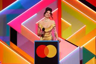 Dua Lipa domine la cérémonie des Brit Awards aux accents féminins