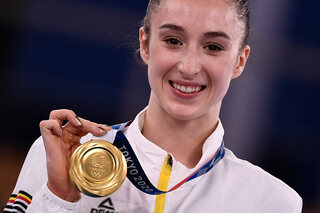 Nina Derwael bezorgt België delirium met eerste gouden medaille in Tokio