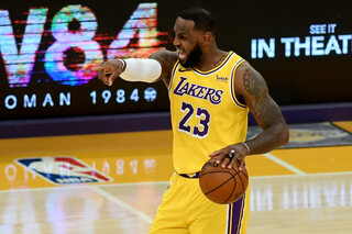 LeBron James continue d’éblouir, en hommage à Kobe Bryant