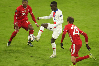 PSG-middenvelder Idrissa Gueye gaat voorop in de strijd tegen Bayern