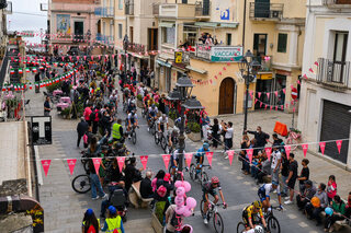 Het Giro-peloton keert zoetjesaan terug naar de Alpen
