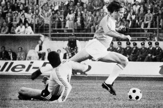 Johan Cruyff in actie tijdens het WK voetbal 1974
