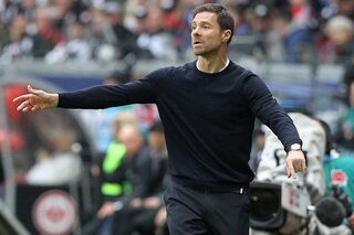 Bayern Leverkusen-coach Xabi Alonso in actie