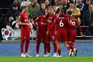 De spelers van Liverpool vieren  een doelpunt