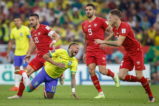 Neymar blessé contre la Serbie avec le Brésil