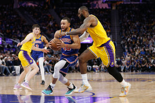 Stephen Curry vs LeBron James, een NBA-klassieker om vingers en duimen bij af te likken!