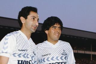 Diego Maradona en Ossie Ardiles in het Tottenham-shirt