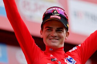Vuelta - Jumbo-Visma viert drie grote ronden met speciaal shirt, maar denkt ook aan Van Hooydonck