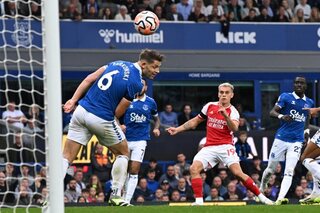 Belgen in het buitenland - Vroeg ingevallen Leandro Trossard kraakt de Everton-code voor Arsenal
