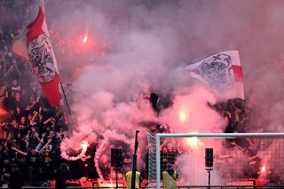 Eredivisie - Ajax-Feyenoord definitief gestaakt bij 0-3 na meermaals vuurpijlen op het veld