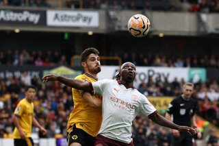 Les Belges à l'étranger - Jérémy Doku à nouveau titulaire avec Manchester City mais surpris par Wolverhampton