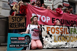 Environ 200 personnes manifestent à Londres contre l'exploitation d'un gisement de pétrole
