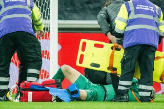 Conference League - AA Gent-doelman Paul Nardi afgevoerd met open beenbreuk