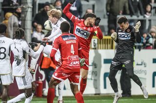 Jupiler Pro League - Keeper Vandenberghe sleept punt uit de brand voor Kortrijk in kelderkraker tegen Eupen