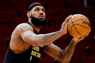 NBA - LeBron James helpt Lakers aan halvefinaleplaats in NBA Cup, ook Milwaukee gaat door