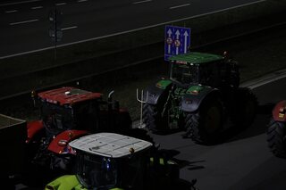 Boerenprotest - Landbouwers blokkeren Brusselse Ring bij Halle