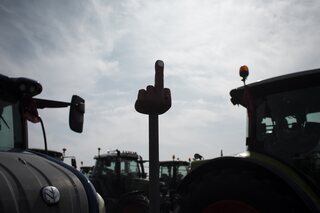 Grogne du monde agricole - Une dizaine de tracteurs présents au Square de Meeûs, à Bruxelles