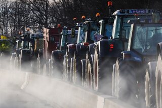 Grogne du monde agricole - Les tracteurs agricoles en cortège sur l'autoroute A7/E19 à Feluy