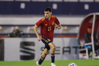 Pedri maakt zich op voor zijn debuut bij Spanje.
