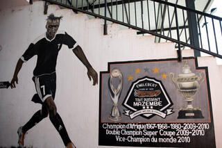 Een muurschildering op de tribune van Tout Puissant Masembe