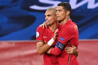 Pepe en Ronaldo spelen samen in een voetbalwedstrijd