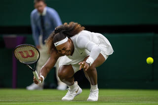 Serena Williams abandonne à cause d'une glissade sur le gazon à Wimbledon