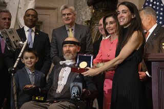 Steve Gleason a été récompensé d'une médaille d'or du Congrès.