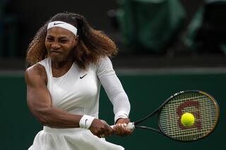 De tekenende beelden van Serena Williams, een van de meest roemrijke tennissters ter wereld, verliet het meest bekende tennisterrein van Wimbledon met een dijbeenblessure.
