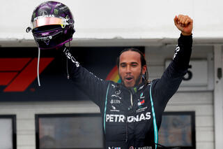 Lewis Hamilton lutte pour le championnat mais aussi contre le racisme