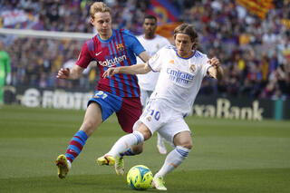 Le Real Madrid de Modric affronte le FC Barcelone de Frenkie de Jong en Liga