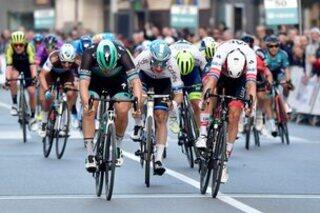 Pascal Ackermann spint naar de zege in de Clásica de Almeria, een UCI-WorldTour-rit