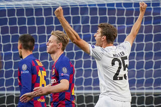 Thomas Müller viert terwijl Barcelona het hoofd buigt
