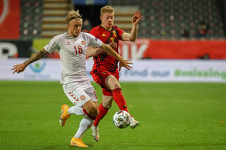 Danish Daniel Wass and Belgium's Kevin De Bruyne fight for the ball during a soccer game between the Belgian national team Red Devils and Denmark, Wednesday 18 November 2020 in Leuven, on the sixth an