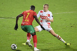 Oostende's Makhtar Gueye and Standard's Hugo Siquet fight for the ball during a soccer match between KV Oostende and Standard de Liege, Thursday 28 January 2021 in Oostende, on day 22 of the 'Jupiler