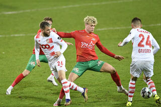 Standard's Nicolas Raskin and Oostende's Cameron McGeehan fight for the ball during a soccer match between KV Oostende and Standard de Liege, Thursday 28 January 2021 in Oostende, on day 22 of the 'Ju