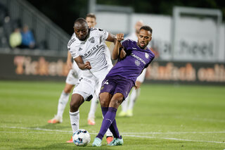 Eupen's Edo Kayembe and Anderlecht's Isaac Kiese Thelin fight for the ball during a soccer match between KAS Eupen and RSCA Anderlecht, Saturday 31 July 2021 in Eupen, on day 2 of the 2021-2022 'Jupil