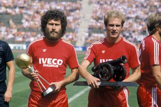 Les Bavarois Karl-Heinz Rummenigge (à droite) et Paul Breitner (à gauche), respectivement meilleur buteur de la saison et footballeur de l'année en 80-81