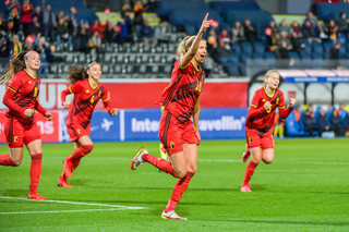 La milieu de terrain des Red Flames, Justine Vanhaevermaet, célébrant son but contre le Kosovo lors de la campagne de qualification pour le Mondial 2023