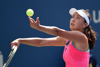 Peng Shuai au service contre Caroline Wozniacki à l'US Open en 2014