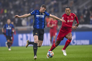 Dzeko contre Van Dijk lors du match Inter-Liverpool en Ligue des champions