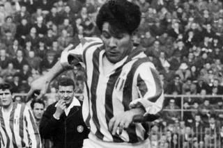 Le joueur argentin de la Juventus Omar Sivori en 1962 lors d'un match contre l'Inter Milan