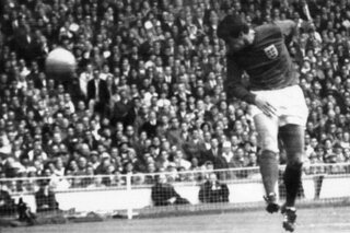 Geoff Hurst scoort het 'spookdoelpunt' in de finale van het WK 1966