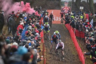 Het WK veldrijden houdt deze zondag halt in Namen