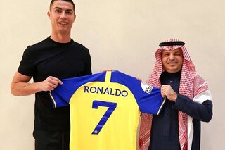 Christiano Ronaldo stelt zijn nieuw truitje voor bij Al-Nassr