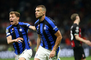 Edin Dzeko avec l'Inter contre l'AC en Ligue des champions
